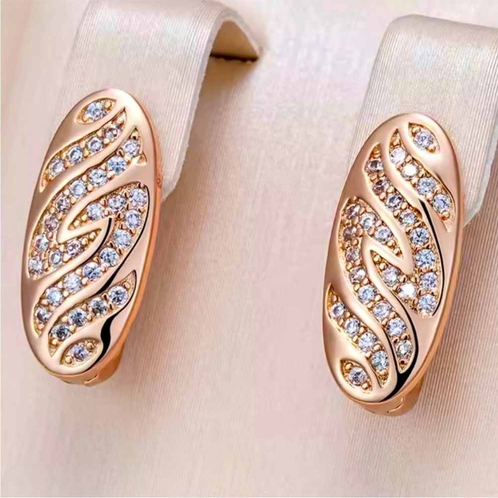 Elegant Rose Gold 585RG Pavé Clear Natural GemsZircon Oval Shaped Hoop Earrings